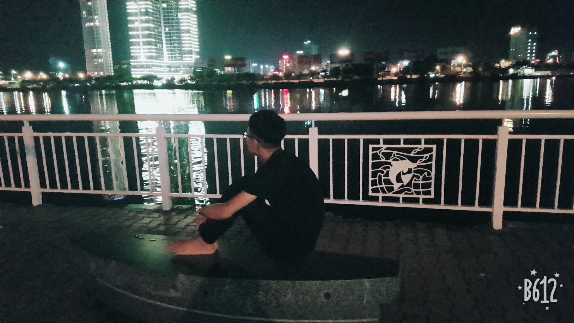 Thanh niên khoe bộ ảnh tạo dáng lạ khi đi du lịch một mình, dân mạng cứ băn khoăn không biết ai là người bấm máy - Ảnh 7. Thanh niên khoe bộ ảnh tạo dáng lạ khi đi du lịch một mình, dân mạng cứ băn khoăn không biết ai là người bấm máy - Ảnh 7.