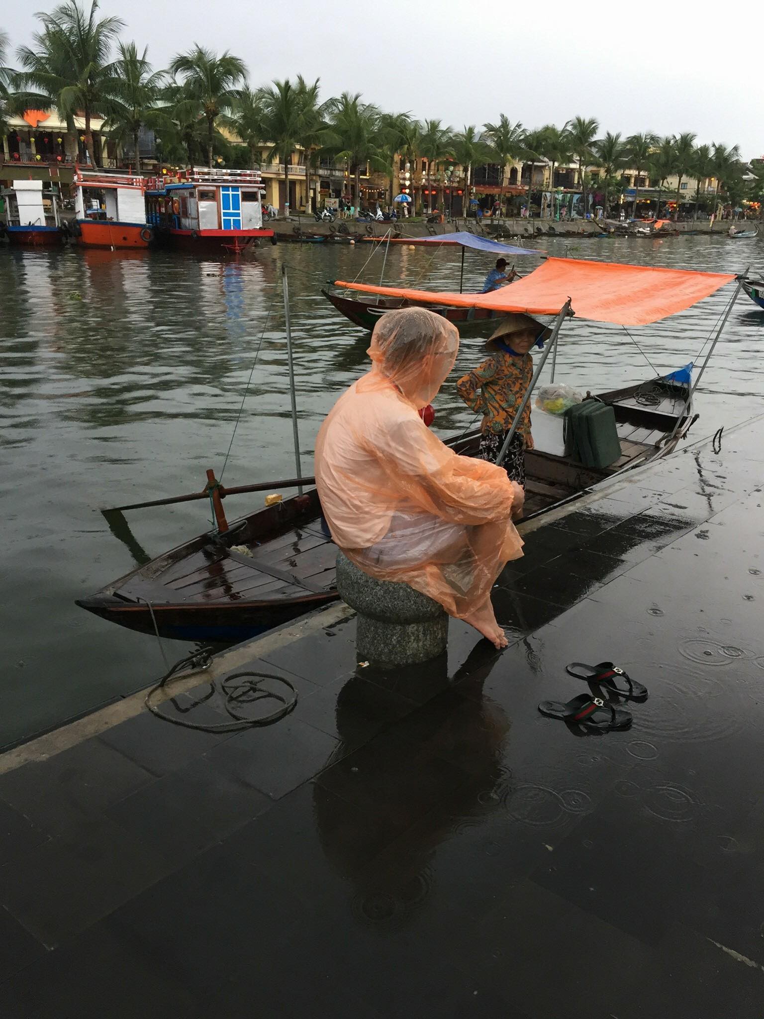 Thanh niên khoe bộ ảnh tạo dáng lạ khi đi du lịch một mình, dân mạng cứ băn khoăn không biết ai là người bấm máy - Ảnh 1. Thanh niên khoe bộ ảnh tạo dáng lạ khi đi du lịch một mình, dân mạng cứ băn khoăn không biết ai là người bấm máy - Ảnh 1.