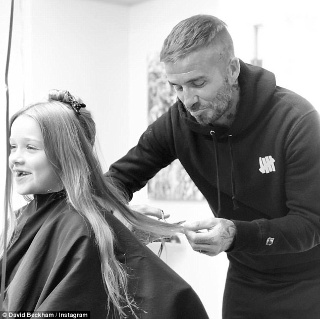 Sau nhiều năm hứa không cắt tóc Harper, David Beckham buồn ra mặt khi phải động kéo - Ảnh 1.