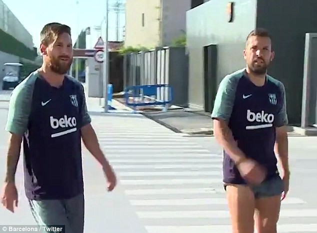 Lionel Messi và đồng đội lặng lẽ trở lại hội quân ở Barcelona - Ảnh 1.