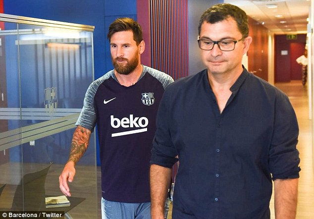 Lionel Messi và đồng đội lặng lẽ trở lại hội quân ở Barcelona - Ảnh 3.