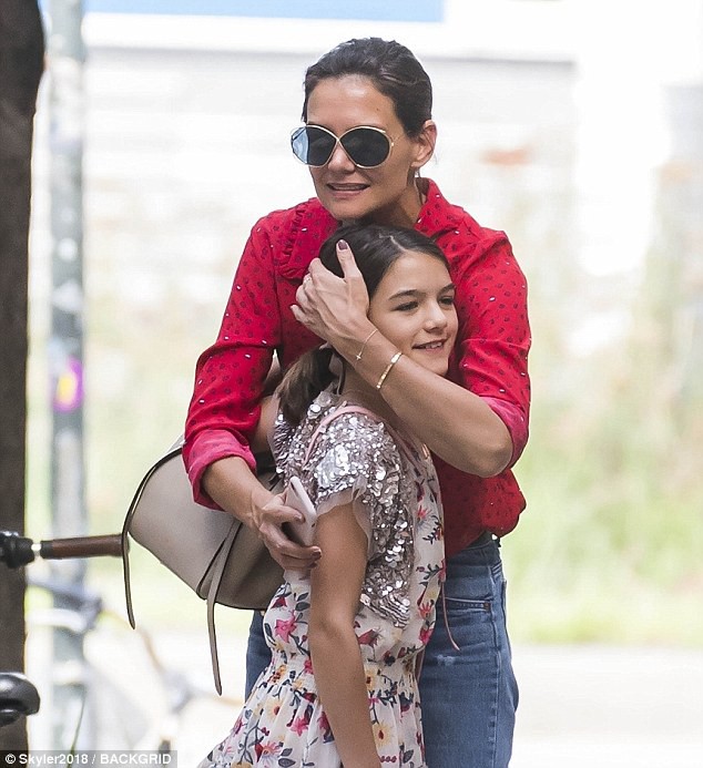 Bé Suri Cruise xuất hiện rạng rỡ giữa tin đồn sắp được bố Tom hàn gắn lại quan hệ - Ảnh 1.