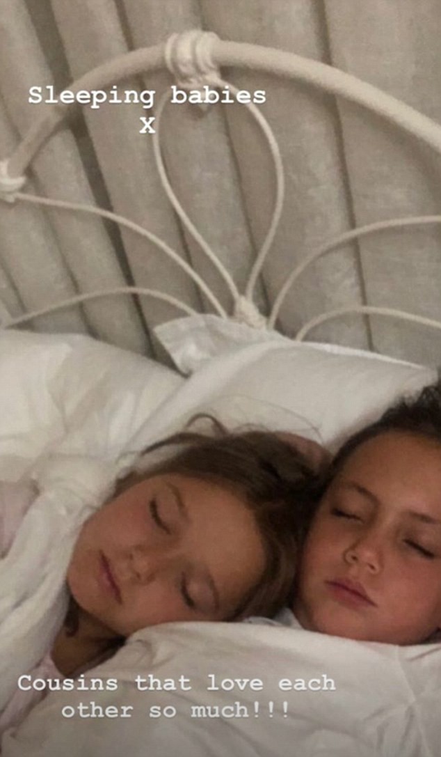 Cả khi ngủ, Harper Beckham cũng xinh như thiên thần bên cạnh chị họ - Ảnh 1.