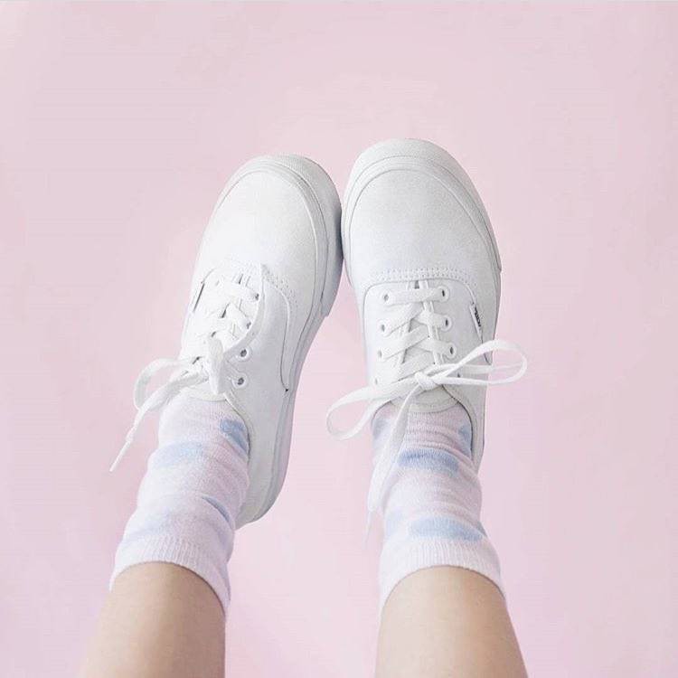 Đi học diện giày trắng là đẹp nhất và đây là 5 đôi sneaker vải màu trắng cool nhất dành cho bạn - Ảnh 5. Đi học diện giày trắng là đẹp nhất và đây là 5 đôi sneaker vải màu trắng cool nhất dành cho bạn - Ảnh 5.