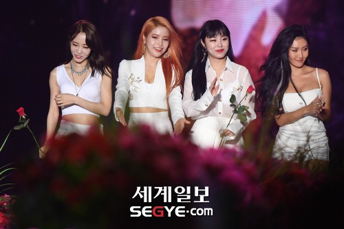 Thảm hoa Korea Music Festival 2018: TWICE lột xác sexy, Wanna One làm trò bên quân đoàn mỹ nam mỹ nữ Kpop - Ảnh 12.