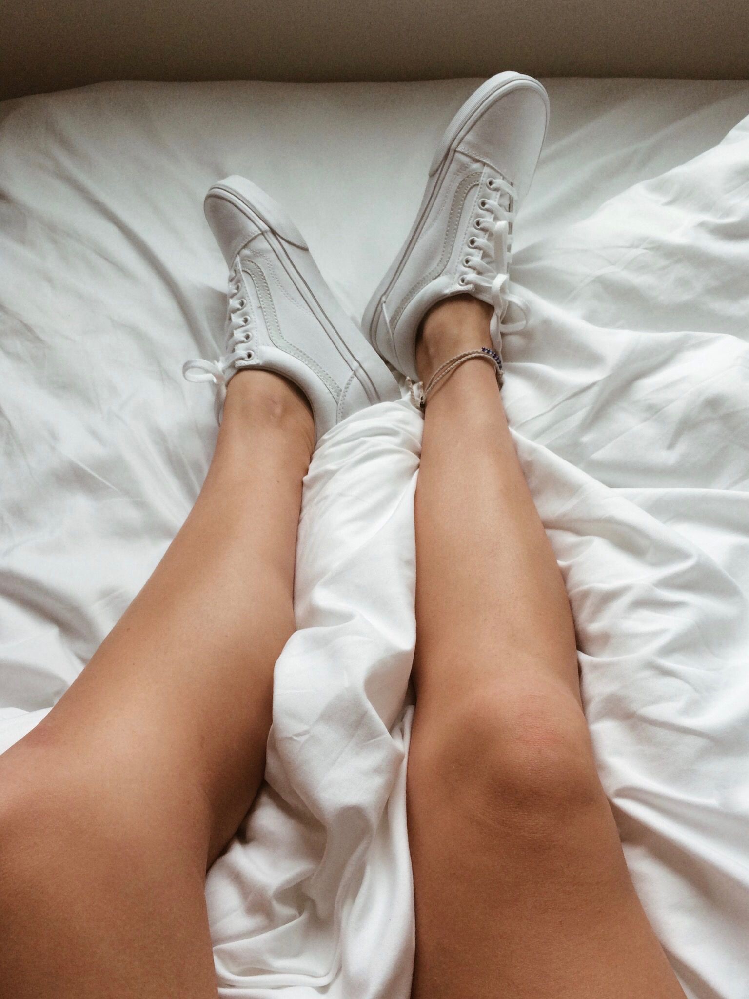 Đi học diện giày trắng là đẹp nhất và đây là 5 đôi sneaker vải màu trắng cool nhất dành cho bạn - Ảnh 14. Đi học diện giày trắng là đẹp nhất và đây là 5 đôi sneaker vải màu trắng cool nhất dành cho bạn - Ảnh 14.