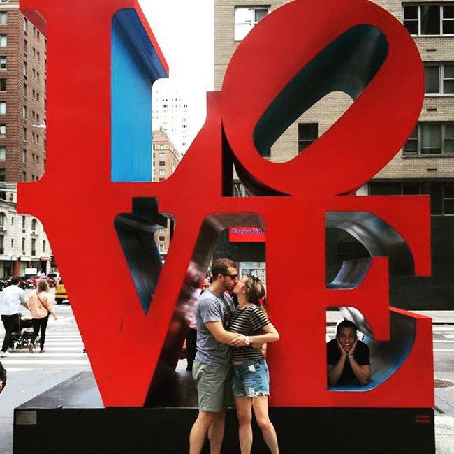 Bạn b&egrave; cưới hết cũng chẳng sao, l&agrave;m th&aacute;nh k&eacute; như anh ch&agrave;ng n&agrave;y kể ra cũng vui! - Ảnh 1.