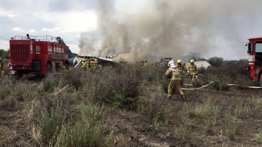Máy bay chở hơn 100 người rơi sau khi cất cánh ở Mexico - Ảnh 1.