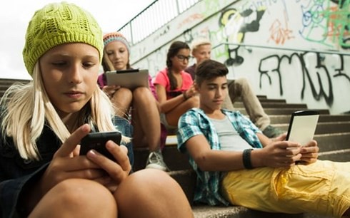 Pháp: Học sinh 14-15 tuổi bị cấm dùng điện thoại thông minh ở trường - Ảnh 1.