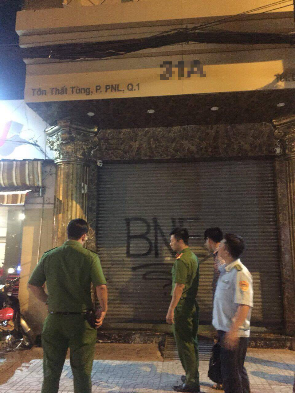 TP.HCM: Nhân viên nhà hàng từng bán dâm phục vụ quý ông tiếp tục chống đối khi cảnh sát kiểm tra - Ảnh 1. TP.HCM: Nhân viên nhà hàng từng bán dâm phục vụ quý ông tiếp tục chống đối khi cảnh sát kiểm tra - Ảnh 1.