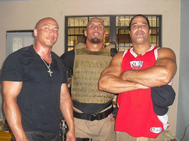 Sau vô số lần gãy xương, đứt gân, rách dây chằng... Diễn viên đóng thế thân cận được The Rock tặng xe bán tải - Ảnh 2.