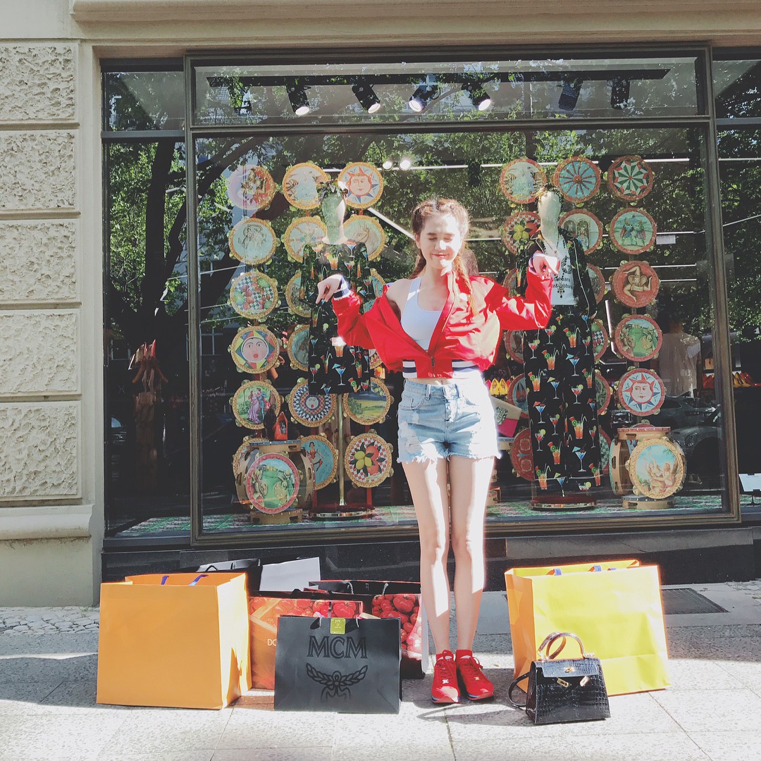 Shopping ác liệt phải cỡ như Ngọc Trinh, đang đi xem phim thì tiện mua đồ tốn hơn trăm triệu - Ảnh 5. Shopping ác liệt phải cỡ như Ngọc Trinh, đang đi xem phim thì tiện mua đồ tốn hơn trăm triệu - Ảnh 5.