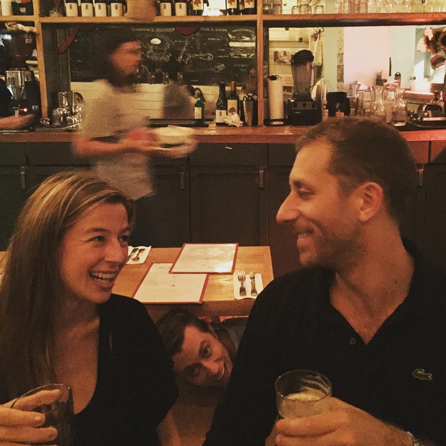 Bạn b&egrave; cưới hết cũng chẳng sao, l&agrave;m th&aacute;nh k&eacute; như anh ch&agrave;ng n&agrave;y kể ra cũng vui! - Ảnh 4.