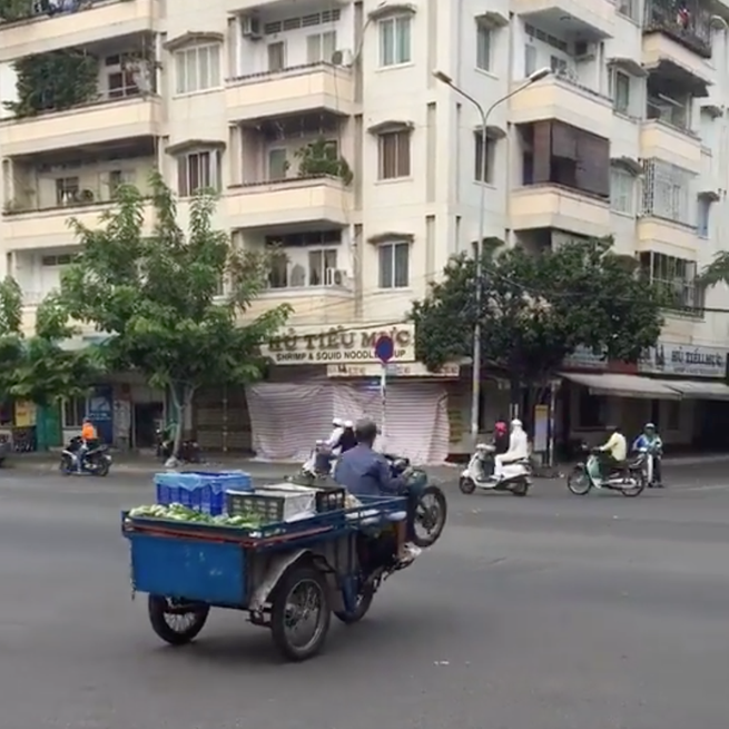 Clip: Thanh niên bán trái cây bốc đầu xe ba gác qua ngã tư gây xôn xao MXH - Ảnh 2.