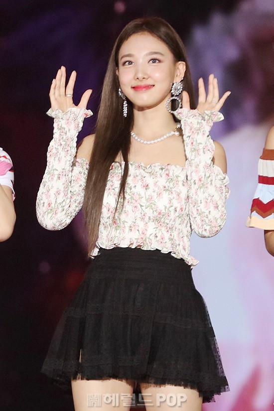 Thảm hoa Korea Music Festival 2018: TWICE lột xác sexy, Wanna One làm trò bên quân đoàn mỹ nam mỹ nữ Kpop - Ảnh 7.