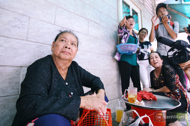 Lợi dụng đông người, nhiều khách tranh lấy cua dì Ba nhưng quên trả tiền: Họ cố tình làm thế, tội dì lắm! - Ảnh 6.