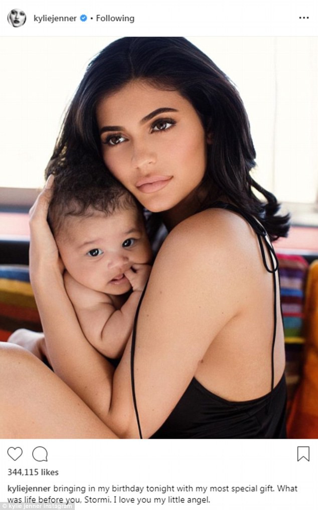 Kylie Jenner chia sẻ loạt ảnh đẹp lung linh bên con gái mừng sinh nhật tuổi 21 - Ảnh 1.