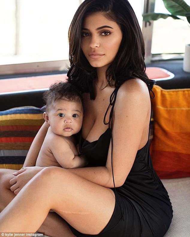 Kylie Jenner chia sẻ loạt ảnh đẹp lung linh bên con gái mừng sinh nhật tuổi 21 - Ảnh 2.