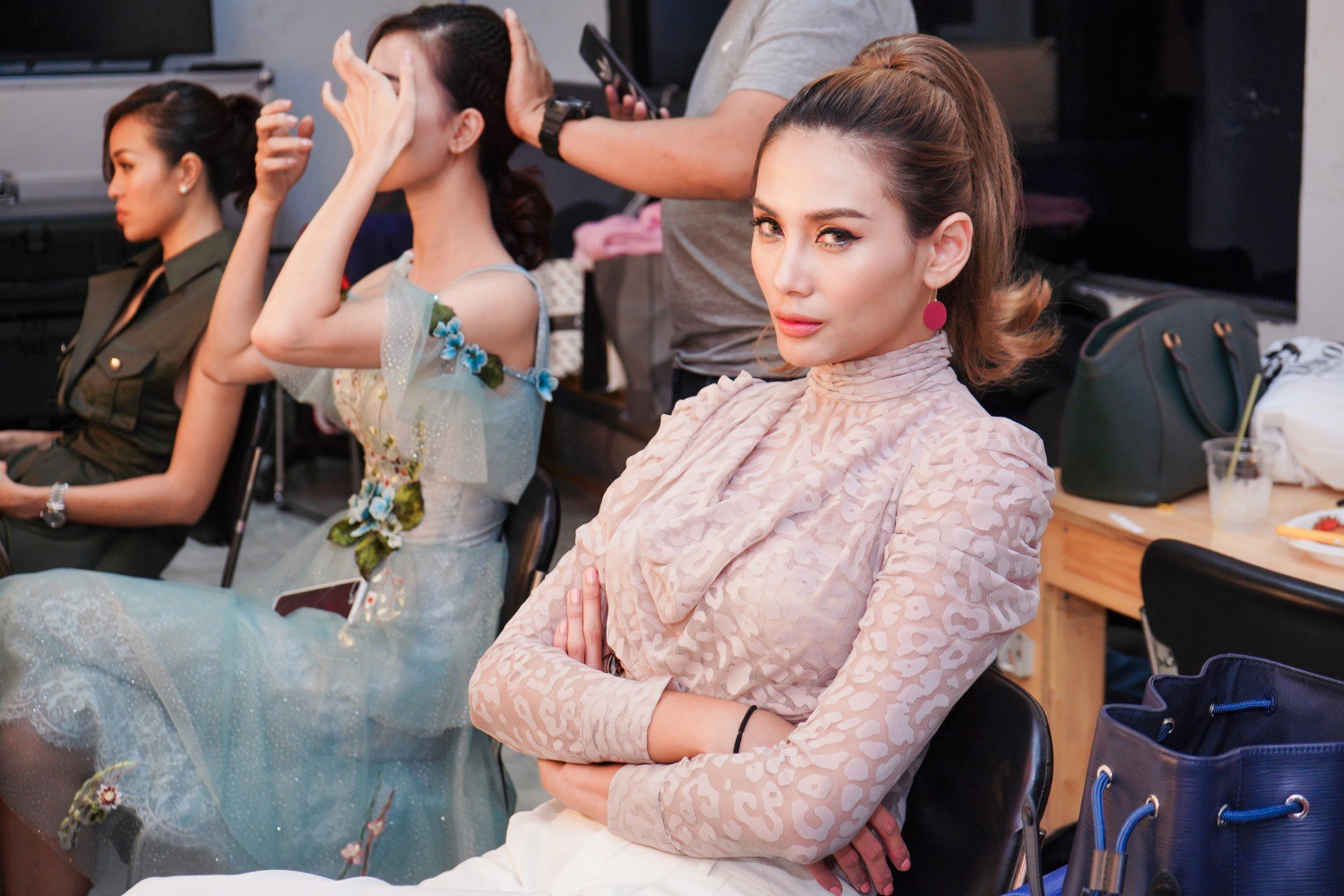 Hòa cơn sốt Diên Hi Công Lược, Võ Hoàng Yến đánh môi son lòng đào tham gia show hẹn hò - Ảnh 1. Hòa cơn sốt Diên Hi Công Lược, Võ Hoàng Yến đánh môi son lòng đào tham gia show hẹn hò - Ảnh 1.
