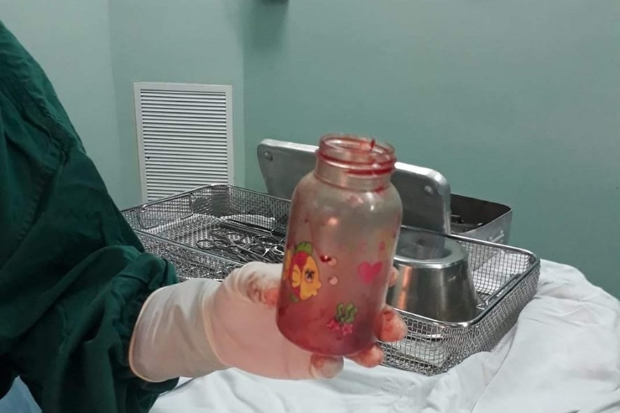 Dùng bình sữa nhét vào hậu môn để... chữa thoái hóa cột sống - Ảnh 1. Dùng bình sữa nhét vào hậu môn để... chữa thoái hóa cột sống - Ảnh 1.
