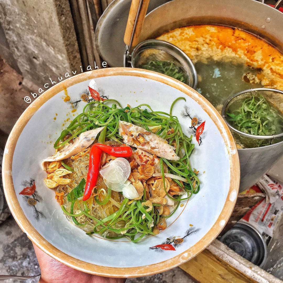 Rủ nhau oanh tạc hết những hàng bánh đa cua, miến trộn giá rẻ chỉ 15k – 20k ở Hà Nội - Ảnh 3. Rủ nhau oanh tạc hết những hàng bánh đa cua, miến trộn giá rẻ chỉ 15k – 20k ở Hà Nội - Ảnh 3.