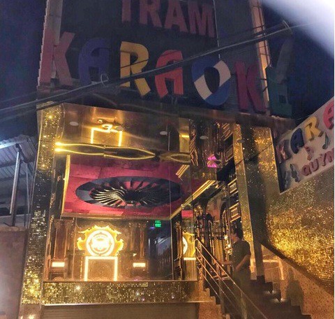 Nhiều tiếp viên nữ ăn mặc mát mẻ phục vụ khách VIP trong quán karaoke ở Sài Gòn - Ảnh 2.
