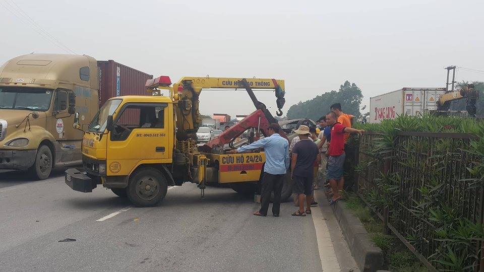 Bị container hất bay, 5 người trên xe con may mắn thoát chết - Ảnh 4. Bị container hất bay, 5 người trên xe con may mắn thoát chết - Ảnh 4.