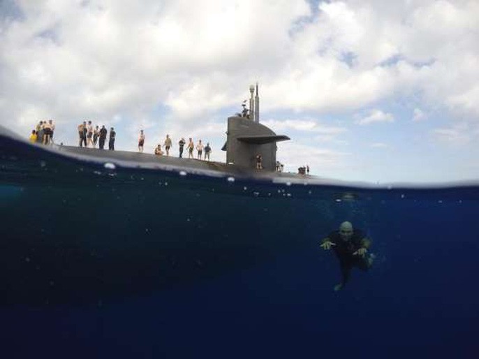 Choáng ngợp cảnh thủy thủ Mỹ bơi cạnh tàu ngầm hạt nhân - Ảnh 7.