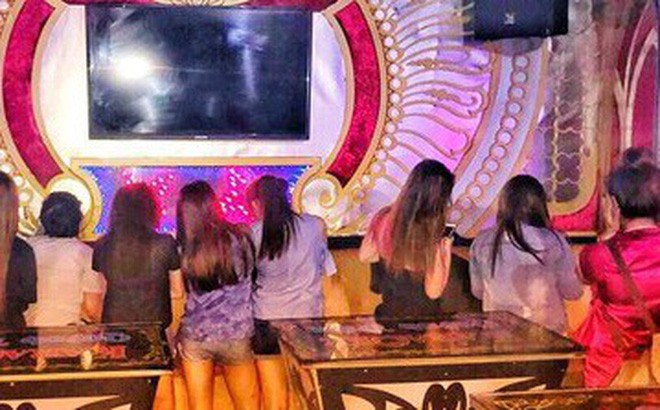 Nhiều tiếp viên nữ ăn mặc mát mẻ phục vụ khách VIP trong quán karaoke ở Sài Gòn - Ảnh 1.