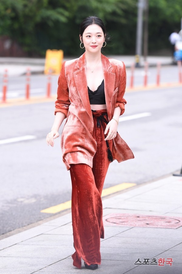 Chỉ có thể là Jeon Ji Hyun, Sulli và Lisa (Black Pink): Thần thái “thách thức” cả style vừa khó mặc lại lòe loẹt - Ảnh 4.