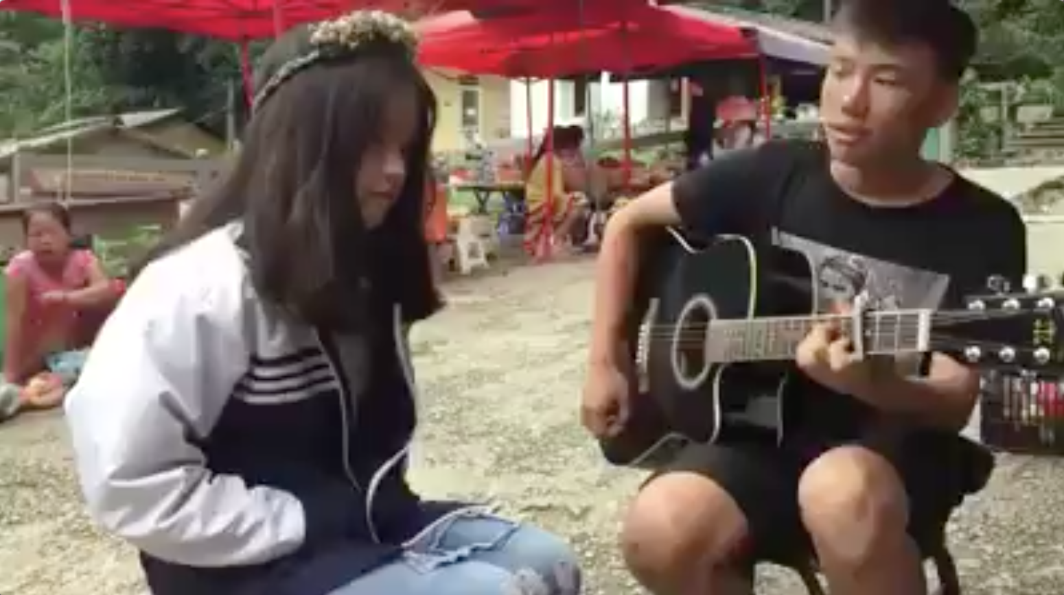 Em gái xinh xắn bán trái cây tại Hà Giang cover Em gái mưa khiến nhiều anh trai thổn thức - Ảnh 2. Em gái xinh xắn bán trái cây tại Hà Giang cover Em gái mưa khiến nhiều anh trai thổn thức - Ảnh 2.
