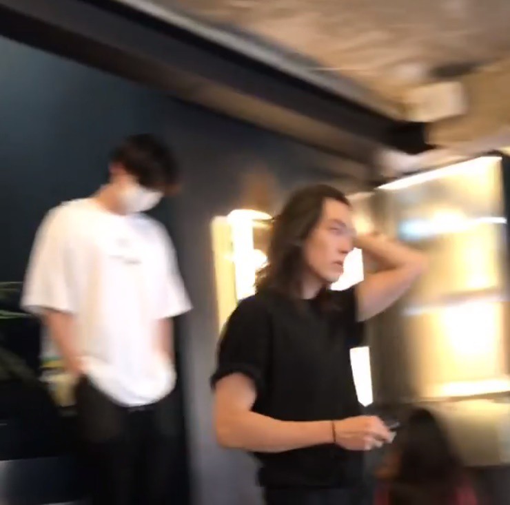HOT: Vừa trở lại, Kim Woo Bin tiếp tục gây sốt khi cùng bạn thân Lee Jong Suk đi cafe vào hôm nay - Ảnh 4. HOT: Vừa trở lại, Kim Woo Bin tiếp tục gây sốt khi cùng bạn thân Lee Jong Suk đi cafe vào hôm nay - Ảnh 4.