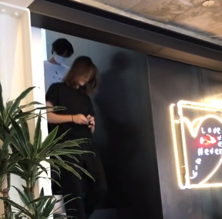 HOT: Vừa trở lại, Kim Woo Bin tiếp tục gây sốt khi cùng bạn thân Lee Jong Suk đi cafe vào hôm nay - Ảnh 1. HOT: Vừa trở lại, Kim Woo Bin tiếp tục gây sốt khi cùng bạn thân Lee Jong Suk đi cafe vào hôm nay - Ảnh 1.