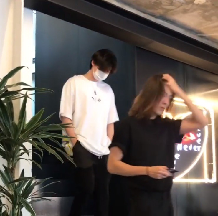 HOT: Vừa trở lại, Kim Woo Bin tiếp tục gây sốt khi cùng bạn thân Lee Jong Suk đi cafe vào hôm nay - Ảnh 3. HOT: Vừa trở lại, Kim Woo Bin tiếp tục gây sốt khi cùng bạn thân Lee Jong Suk đi cafe vào hôm nay - Ảnh 3.