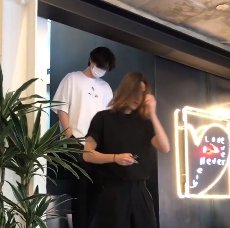 HOT: Vừa trở lại, Kim Woo Bin tiếp tục gây sốt khi cùng bạn thân Lee Jong Suk đi cafe vào hôm nay - Ảnh 2. HOT: Vừa trở lại, Kim Woo Bin tiếp tục gây sốt khi cùng bạn thân Lee Jong Suk đi cafe vào hôm nay - Ảnh 2.