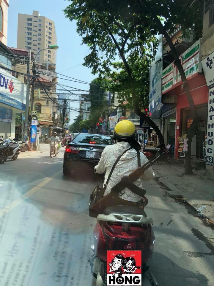 Cư dân mạng sốc khi nhìn chị ninja đeo súng AK hiên ngang đi một mình trên phố - Ảnh 2.