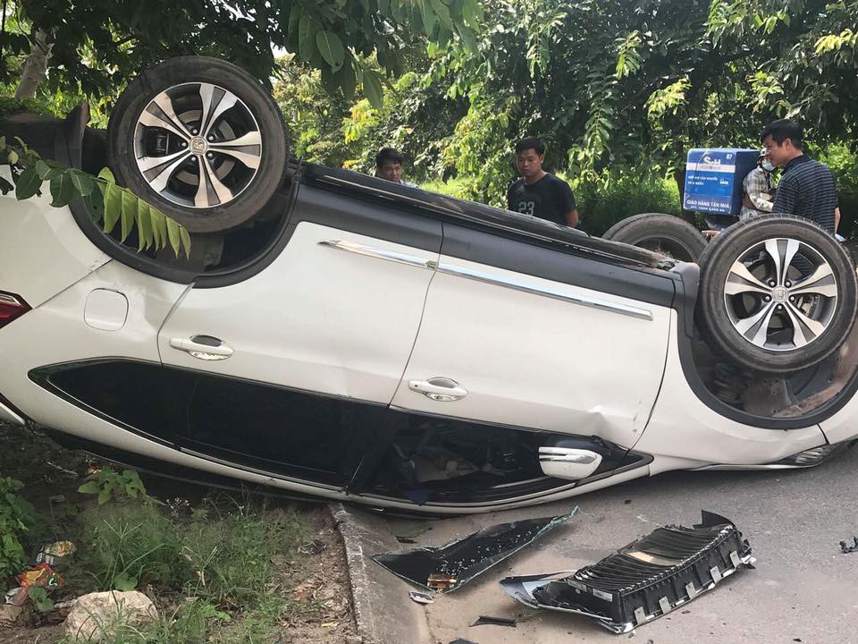 Hà Nội: Xế siêu sang Rolls-Royce Wraith nát đầu, Honda CRV lật ngửa bụng sau va chạm mạnh - Ảnh 3. Hà Nội: Xế siêu sang Rolls-Royce Wraith nát đầu, Honda CRV lật ngửa bụng sau va chạm mạnh - Ảnh 3.