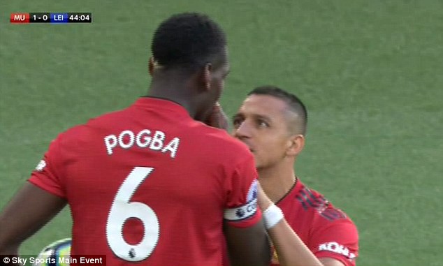 Cận cảnh tình huống Sanchez giành đá penalty nhưng Pogba không cho phép - Ảnh 1.