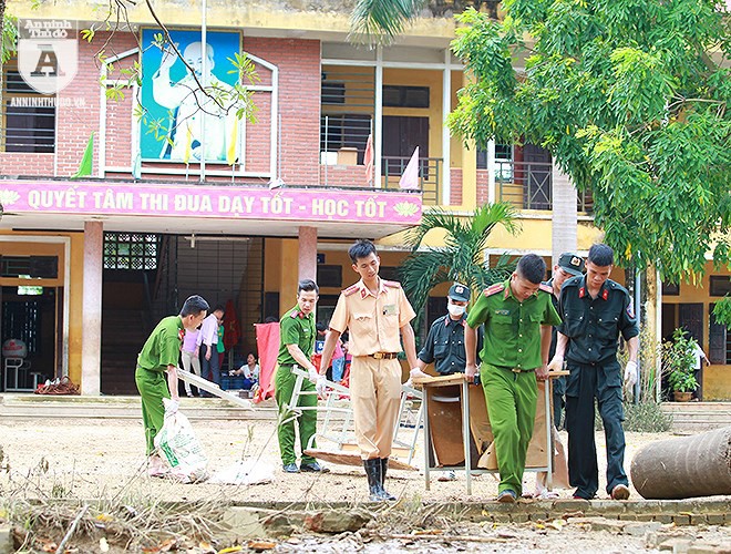 Thầy trò vùng ngập Chương Mỹ hối hả dọn dẹp trường lớp chuẩn bị đón năm học mới - Ảnh 6.