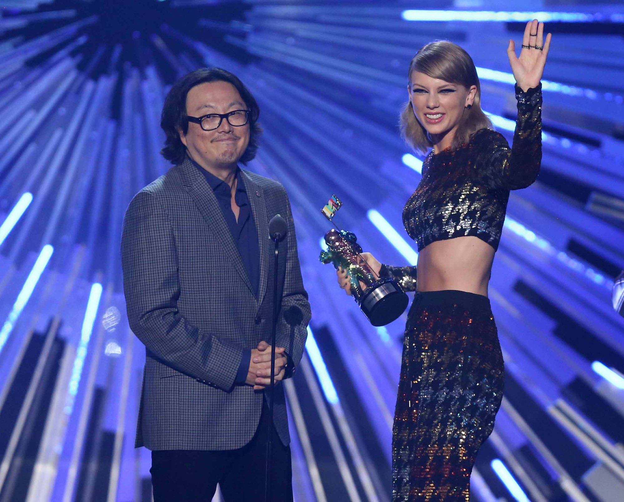 Chế nhạo BTS đánh son môi, Đạo diễn MV của Taylor Swift tích đủ gạch xây được Landmark81 cho bản thân - Ảnh 3.