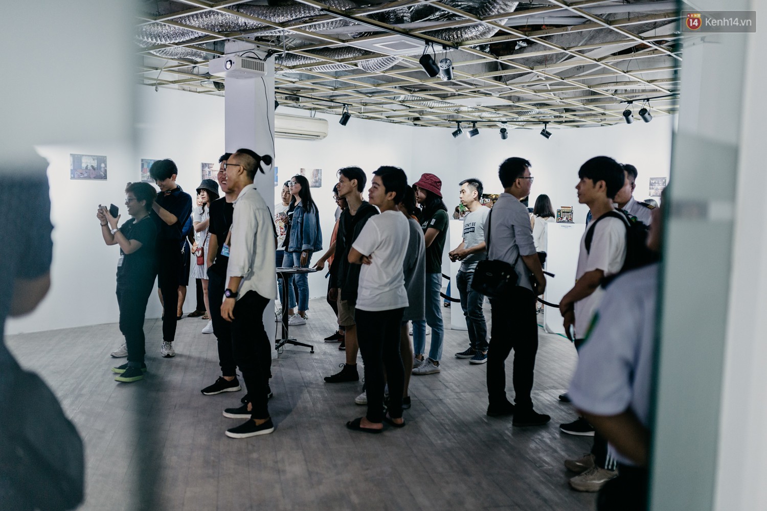 Giới trẻ Sài Gòn rồng rắn xếp hàng, chờ ngắm mưa trong triển lãm nghệ thuật - Ảnh 8. Giới trẻ Sài Gòn rồng rắn xếp hàng, chờ ngắm mưa trong triển lãm nghệ thuật - Ảnh 8.
