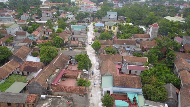 Rốn lụt Chương Mỹ trắng x&oacute;a v&ocirc;i bột để... ph&ograve;ng dịch - Ảnh 2.