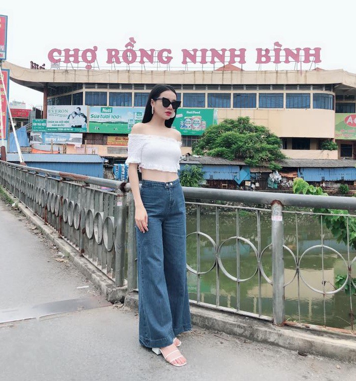 Nhã Phương cao tay khi khoe khéo chân dài và eo thon nhờ cách mix áo cùng kiểu quần này - Ảnh 2.