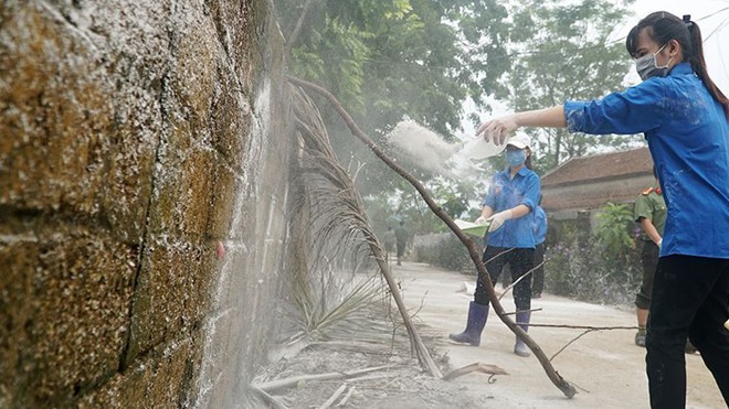 Rốn lụt Chương Mỹ trắng x&oacute;a v&ocirc;i bột để... ph&ograve;ng dịch - Ảnh 11.