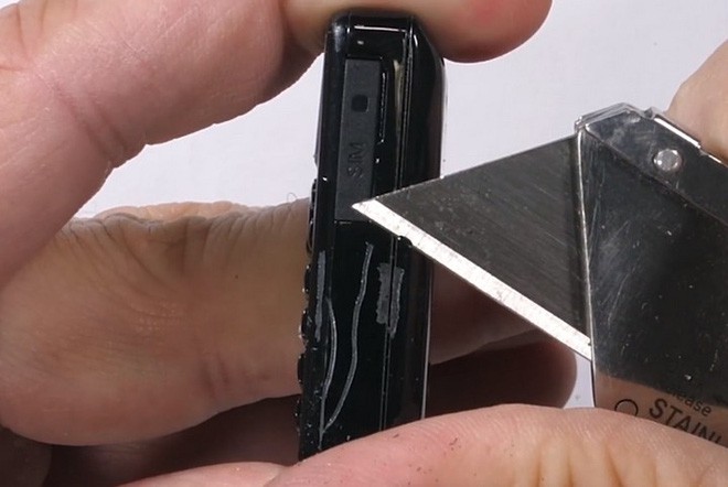 Tra tấn chiếc điện thoại nhỏ nhất thế giới: Độ bền chỉ như một chiếc điện thoại đồ chơi - Ảnh 4.