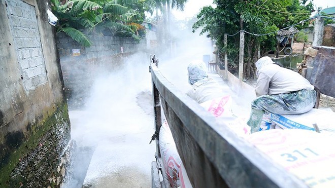 Rốn lụt Chương Mỹ trắng x&oacute;a v&ocirc;i bột để... ph&ograve;ng dịch - Ảnh 4.