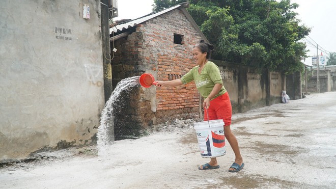 Rốn lụt Chương Mỹ trắng xóa vôi bột để... phòng dịch - Ảnh 9.