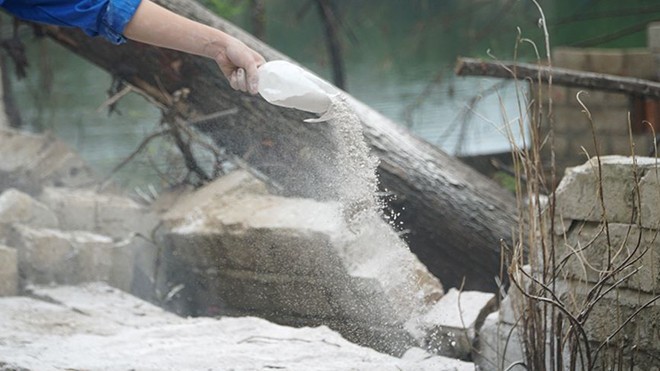 Rốn lụt Chương Mỹ trắng x&oacute;a v&ocirc;i bột để... ph&ograve;ng dịch - Ảnh 10.