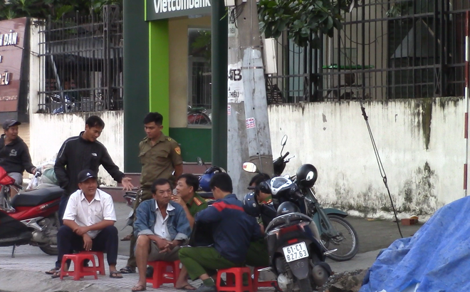 Tiểu thương tá hỏa khi người đàn ông độc thân chết trên sạp bán thịt heo - Ảnh 1.