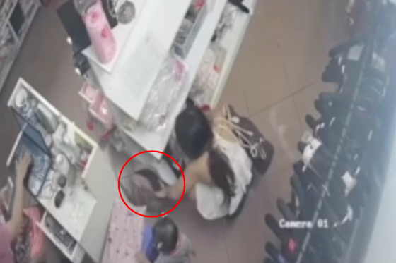 H&agrave; Nội: Girl s&agrave;nh điệu dắt theo con nhỏ đi mua sắm rồi cuỗm lu&ocirc;n cả tiền v&agrave; đồ của cửa h&agrave;ng - Ảnh 2.